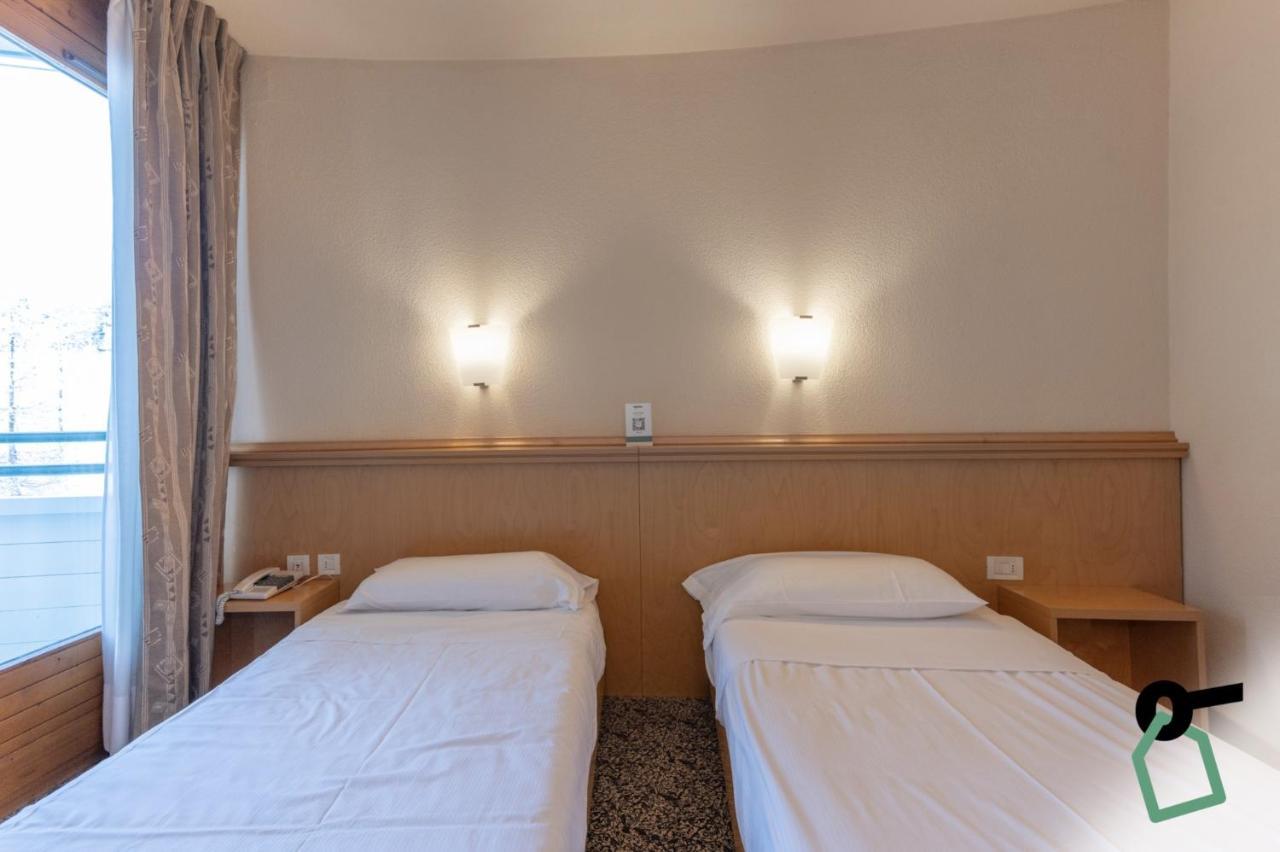 Hotiday Hotel ססטריארה מראה חיצוני תמונה
